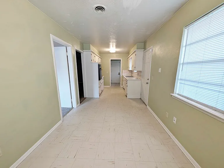2105 SW 76th St — Photo 4