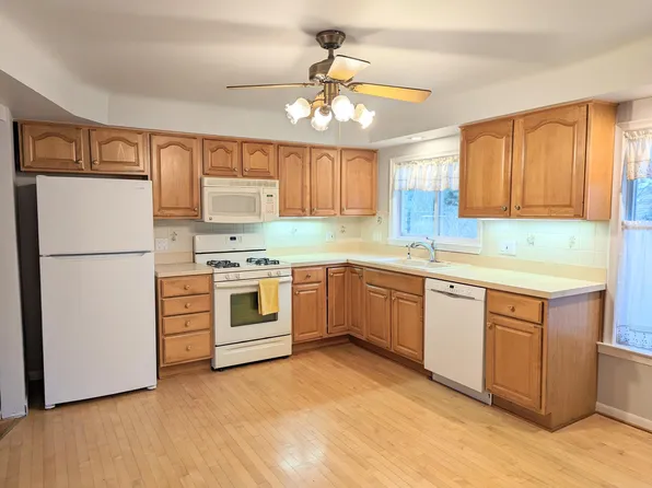 8153 Kenwick Dr, White Lake, MI 48386