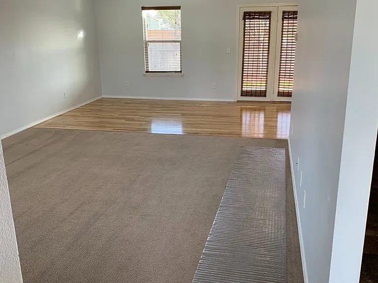 139 E Willow Creek Dr — Photo 2