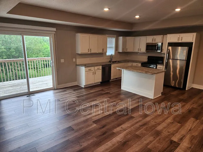 3 bed, 2.5 bath, 1568 sqft, $1,895 — Photo 2