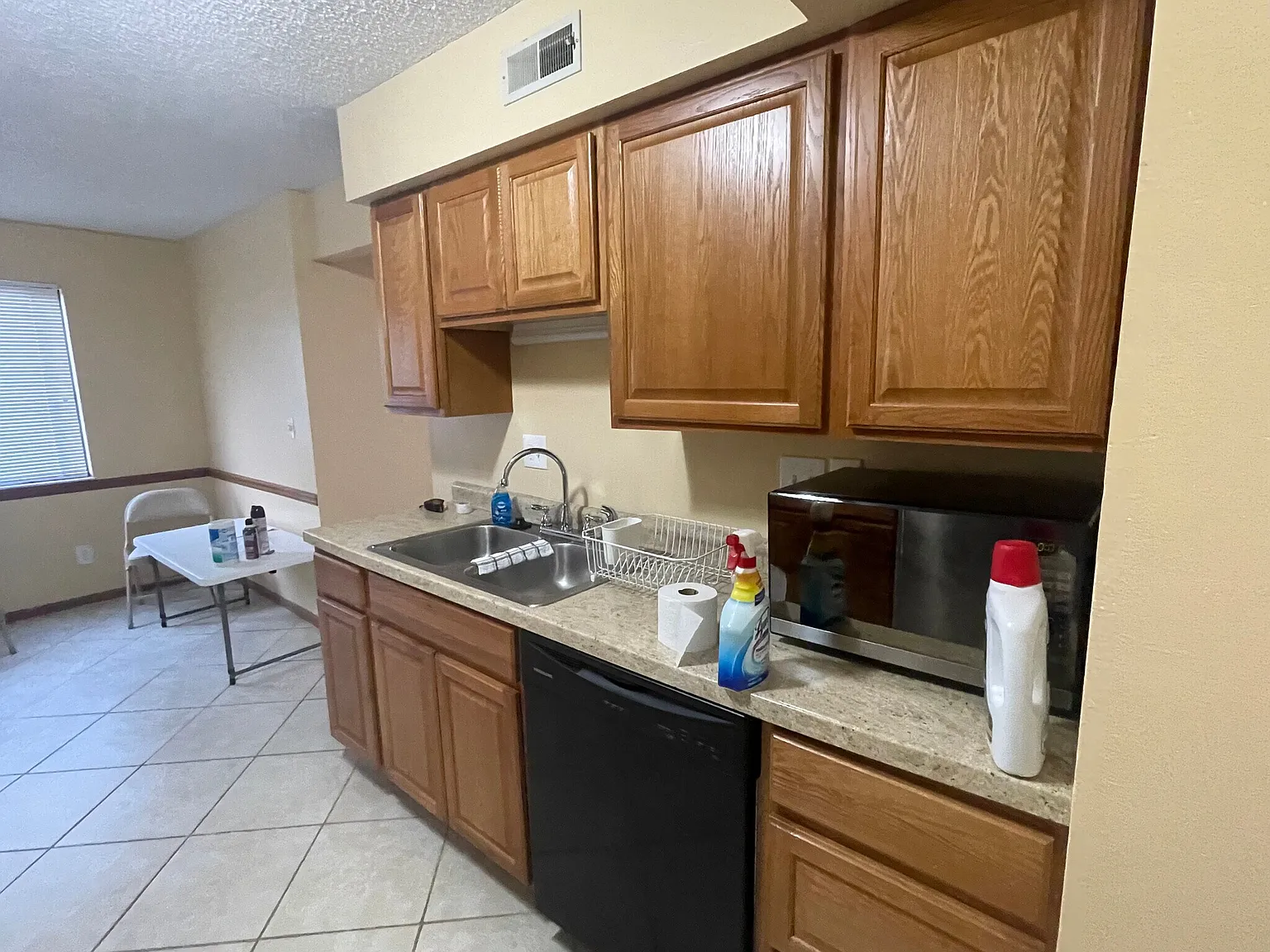 2 bed, 1.5 bath, 998 sqft, $1,290 — Photo 2