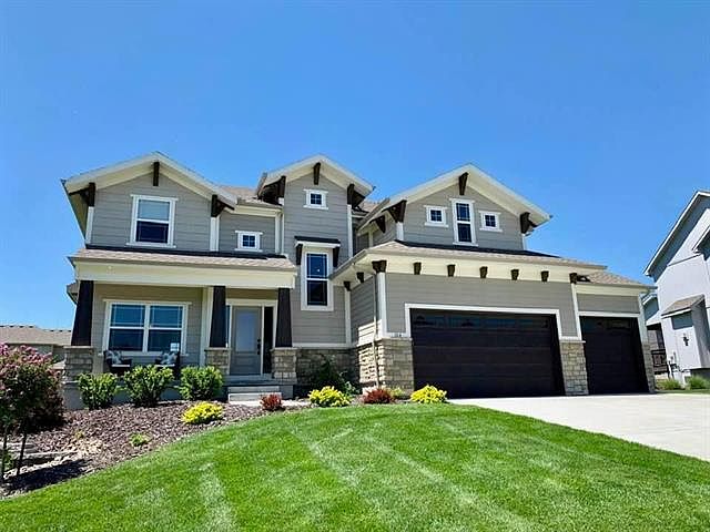 1st image of 104 NW Whitman Dr