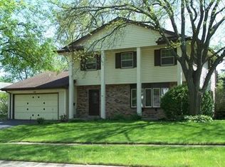 735 Liberty Bell Ln, Libertyville, IL 60048