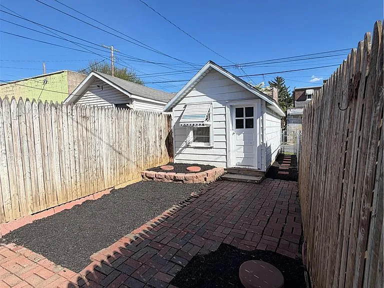 230 E Fairview St — Photo 18