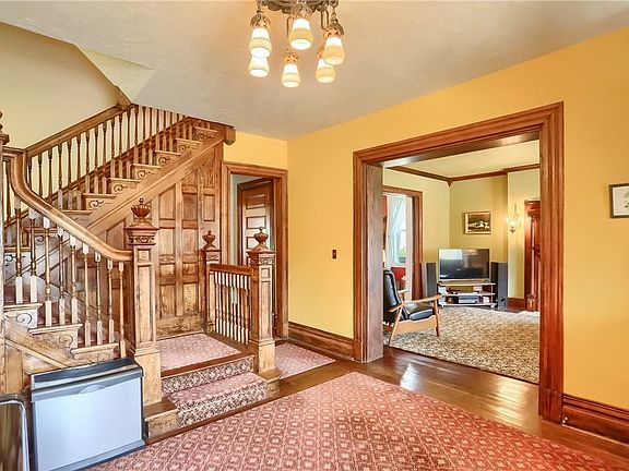 4th image of 132 W College St