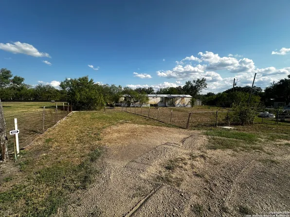 190 County Road 4633, Hondo, TX 78861