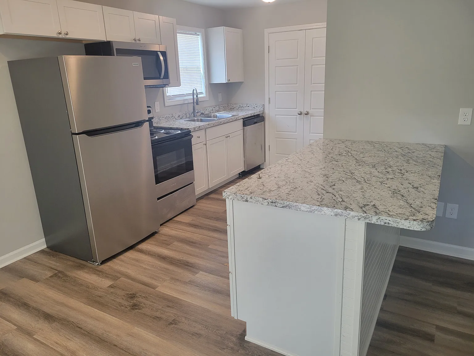 3 bed, 900 sqft, $1,500 — Photo 3