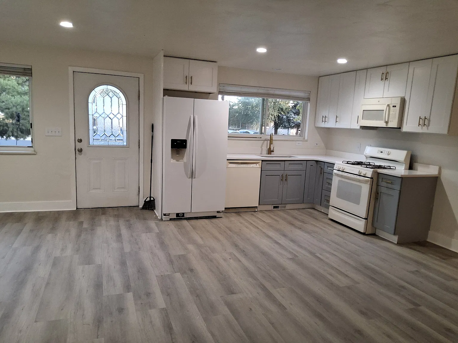 3 bed, 1075 sqft, $2,350 — Photo 3
