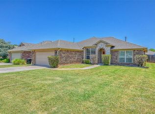 704 Ashwood Ln, Moore, OK 73160
