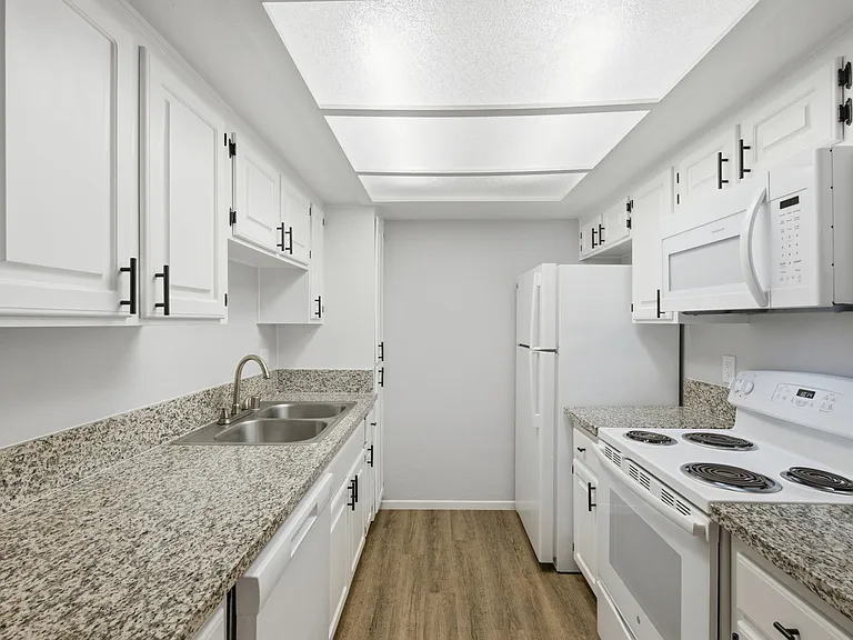 Benchmark Apartments — Photo 18