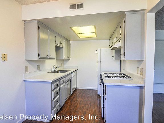 4th image of 541 Morse Ave APT D