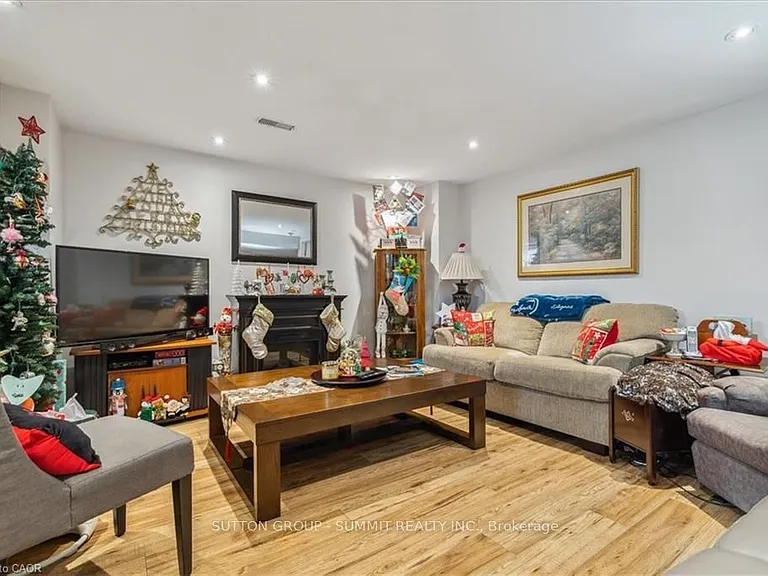 9 Grenadier Dr — Photo 32