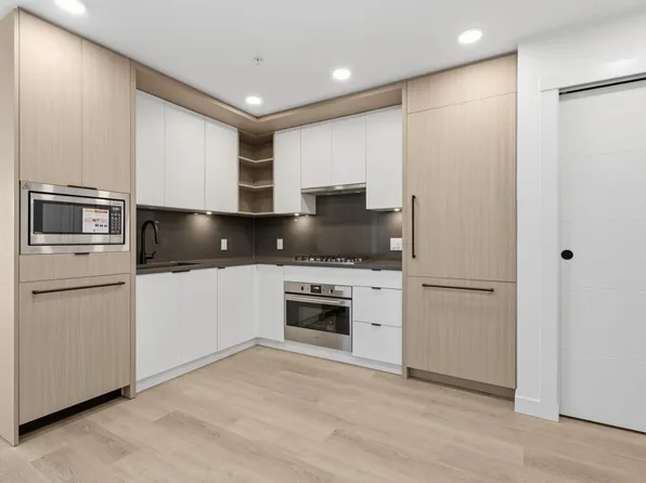 2268 Broadway E #403, Vancouver, BC V6K 0B2