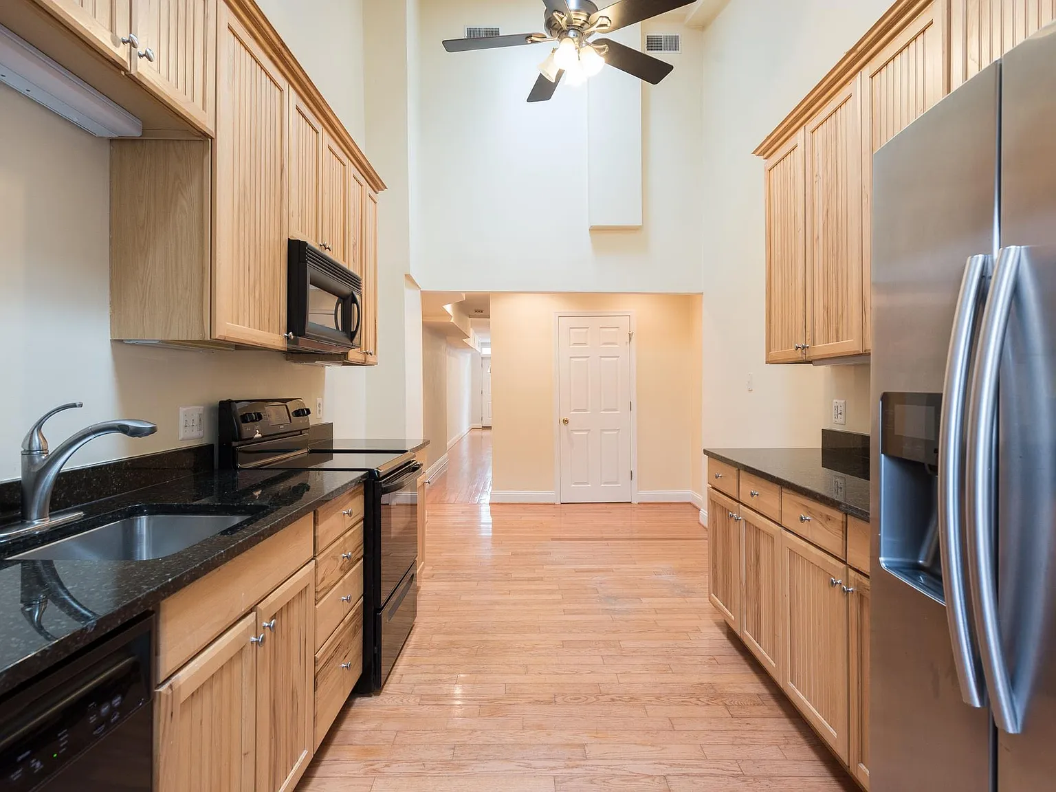 2 bed, 2.5 bath, 1700 sqft, $2,500 — Photo 3