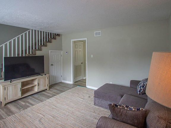 3rd image of 12170 Oakdale Ave #7