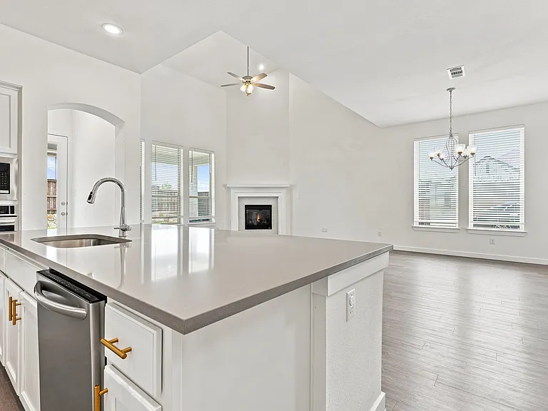 2408 Doncaster Dr — Photo 12