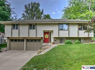 12111 Burdette Cir, Omaha, NE 68164