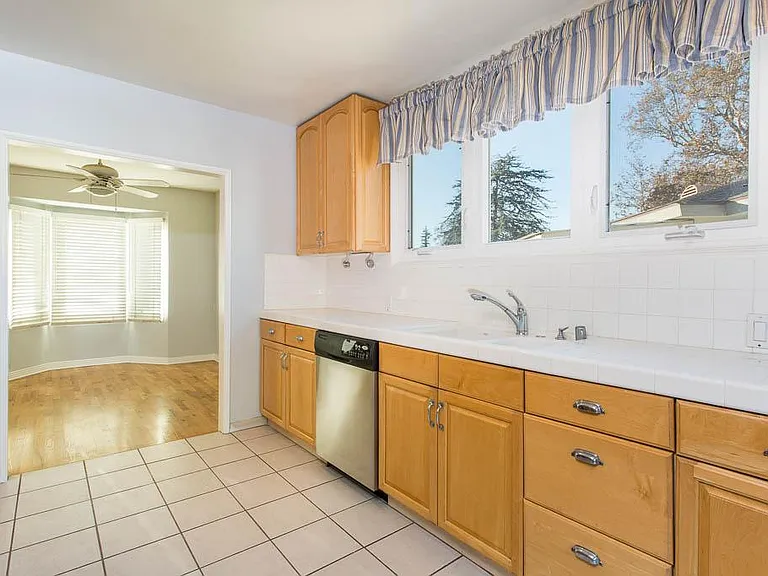 2654 Granville Ave — Photo 9