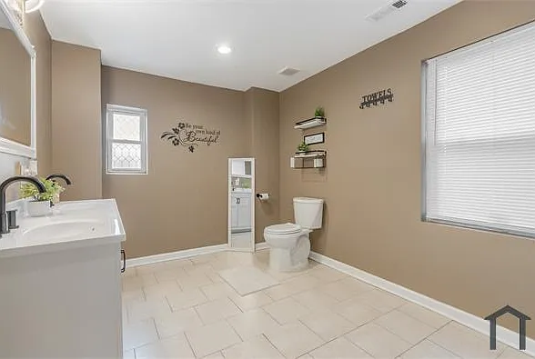 1235 N Bond St — Photo 20