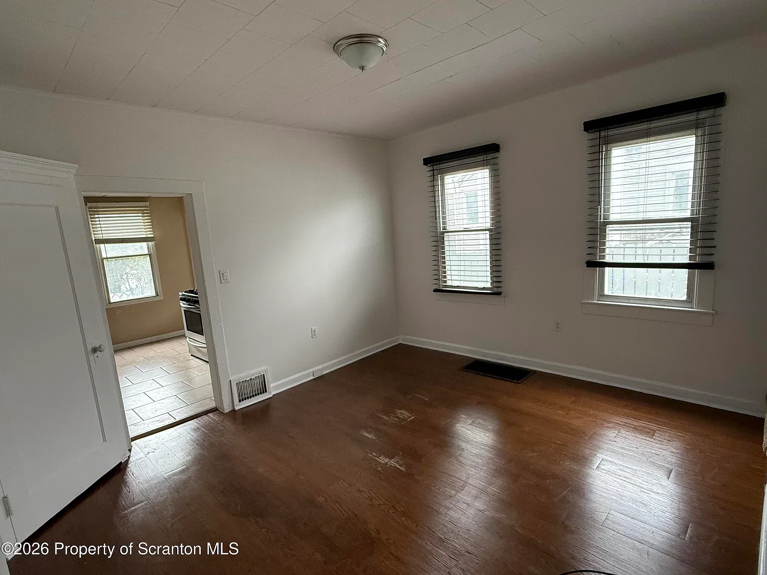 3 bed, 1.0 bath, 1500 sqft, $1,400 — Photo 2