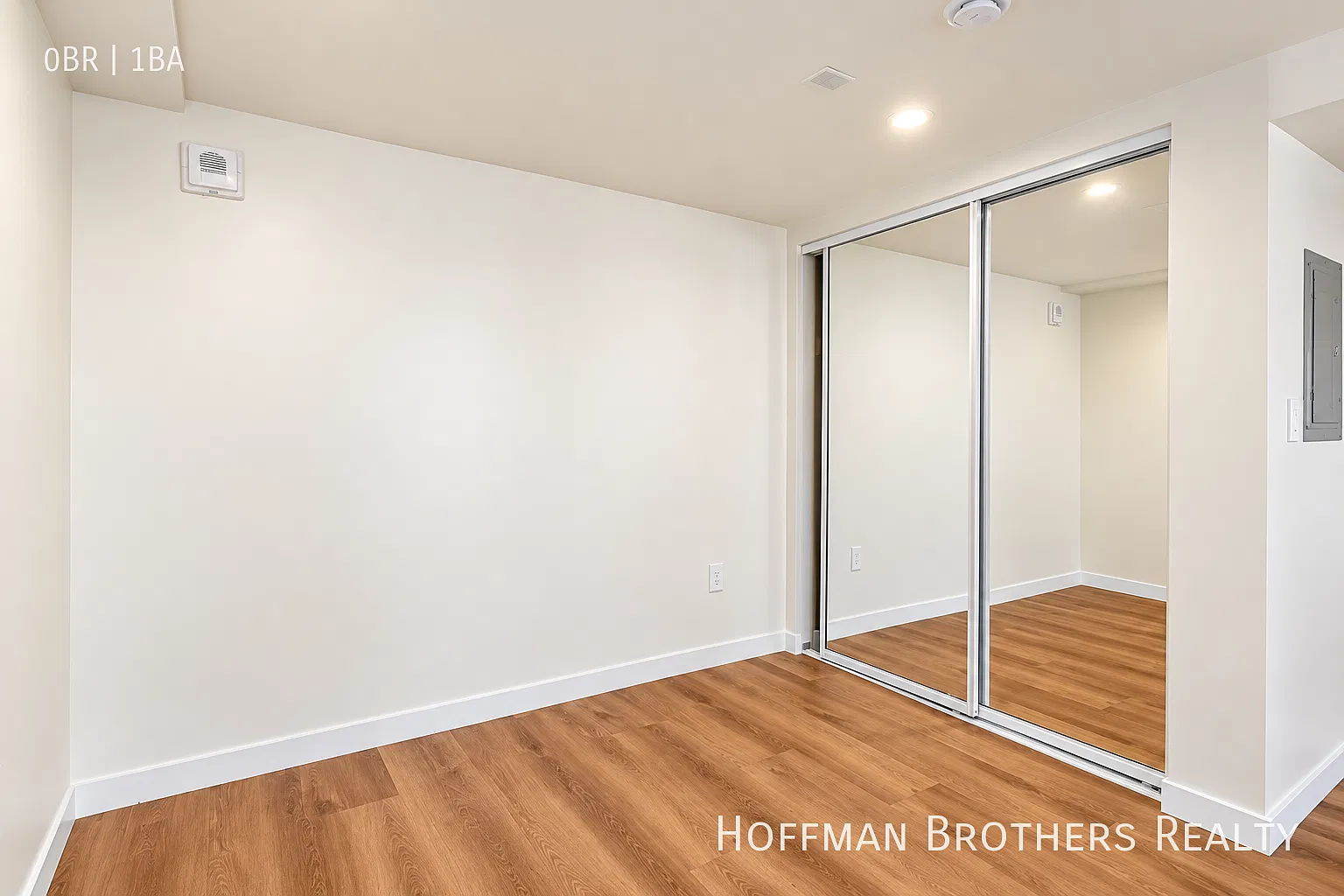 **1 Month Free**Updated Studio With Recently Updated Kitchen, Hardwood Floors, Pool Access & On-S... — Photo 4
