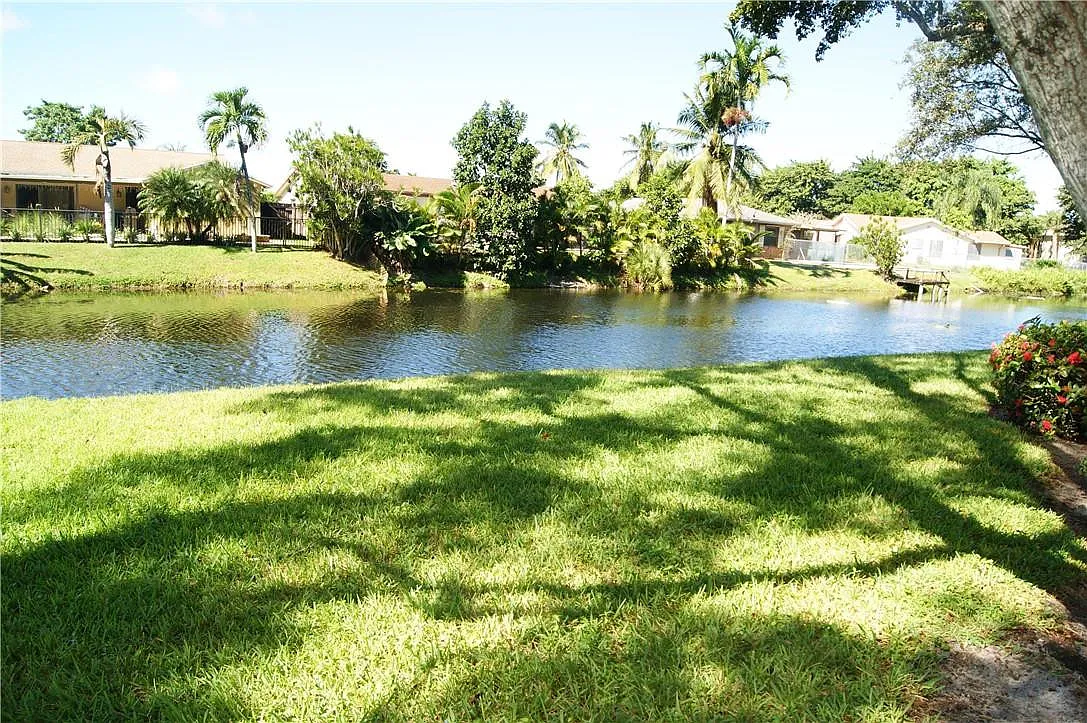 2 bed, 2.0 bath, 982 sqft, $2,250 — Photo 2