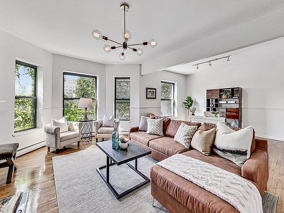 2nd image of 912 W Leland Ave #2E