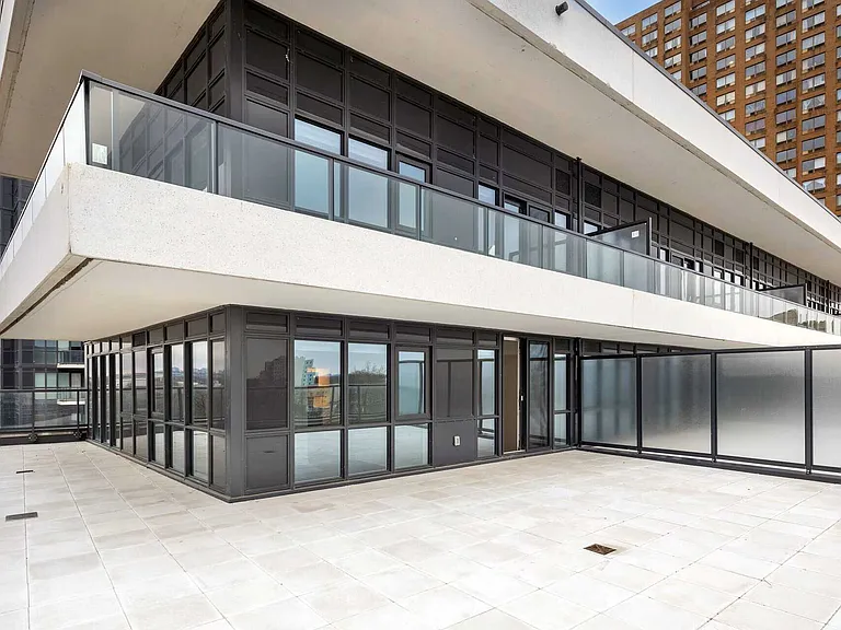 2376 Dundas St W — Photo 25