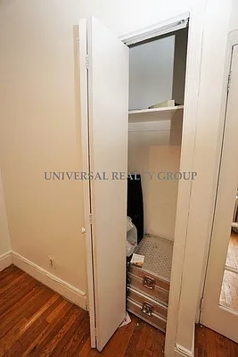 Rented by Universal Realty Group | media 8