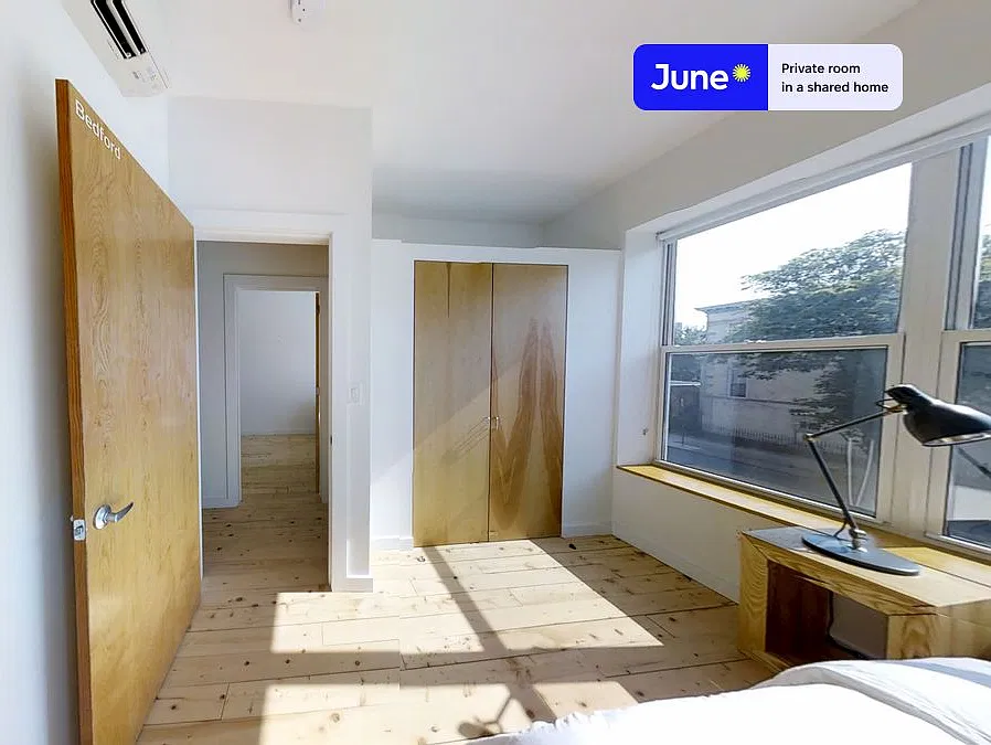 Queen bedroom in 4 bed/2 bath home in Prospect Lefferts Gardens #1840 D — Photo 2