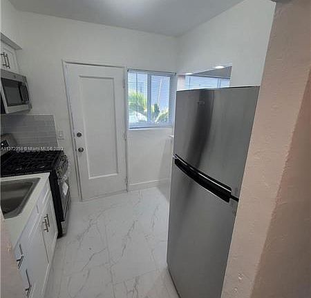 4th image of 7435 Byron Ave #7