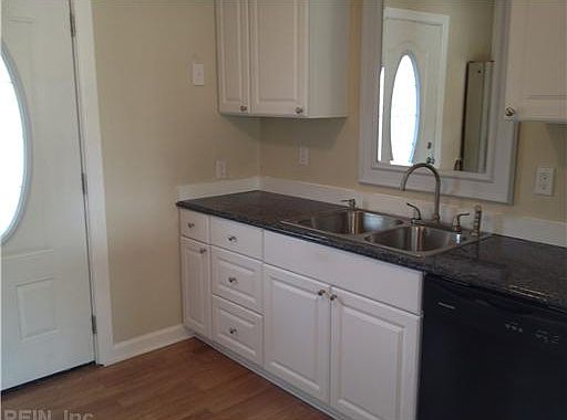 3rd image of 32 Jouett St