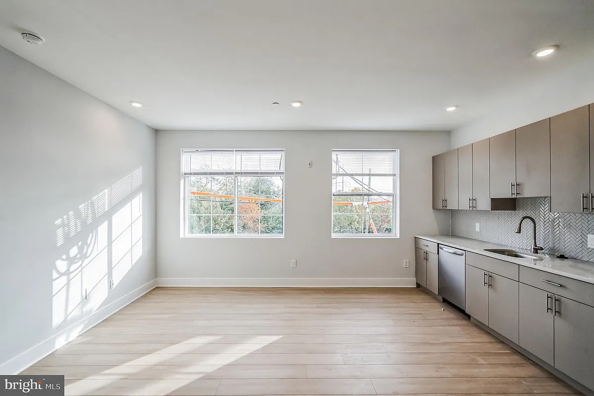Building Photo - 646 N 32nd St #1