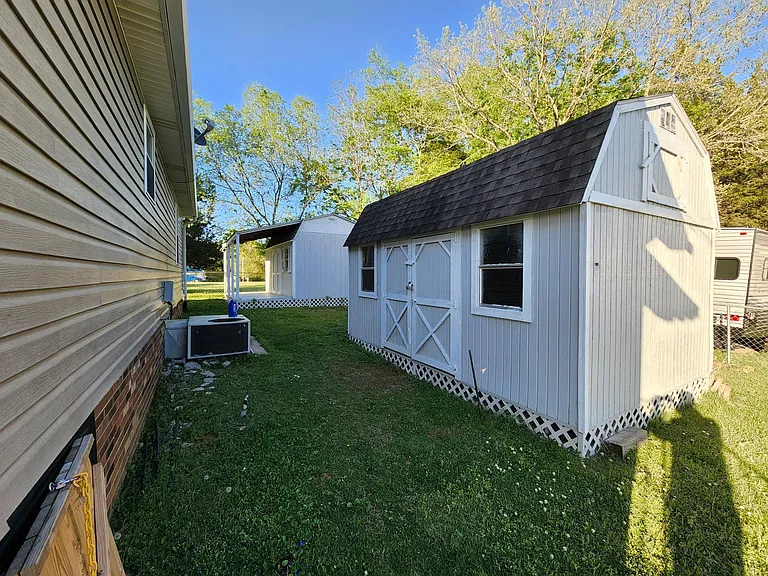 1129 S Maple St — Photo 23
