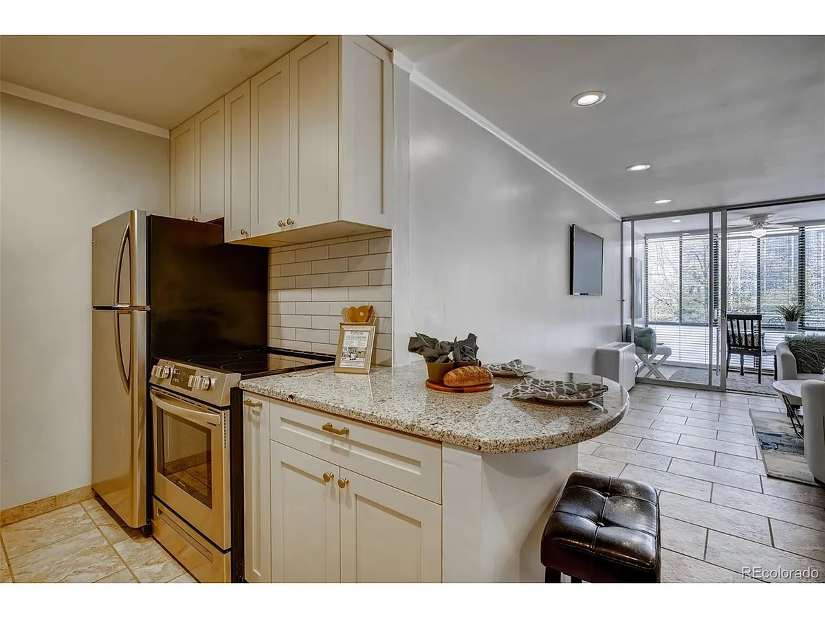 Building Photo - 1050 N Corona St #115