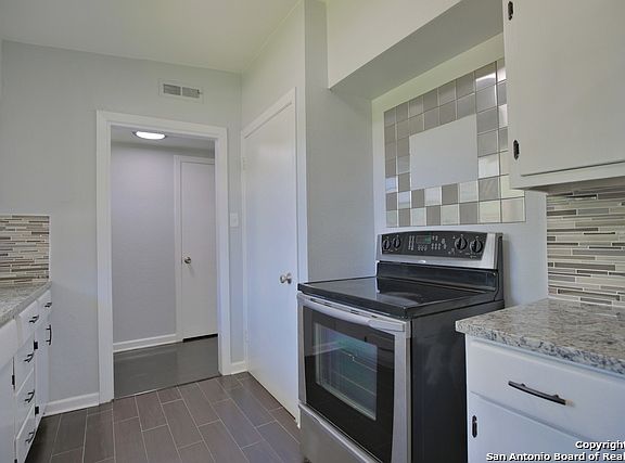 4th image of 402 Pinewood Ln