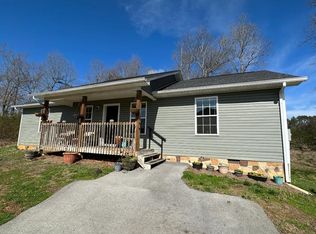 905 Red Oak Ln, Dandridge, TN 37725