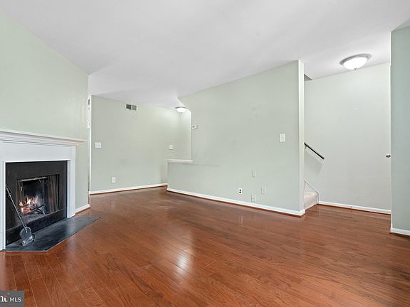 5th image of 2836 S Wakefield St #B