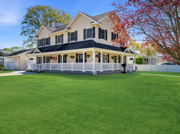 93 Meroke Ln, East Islip, NY 11730