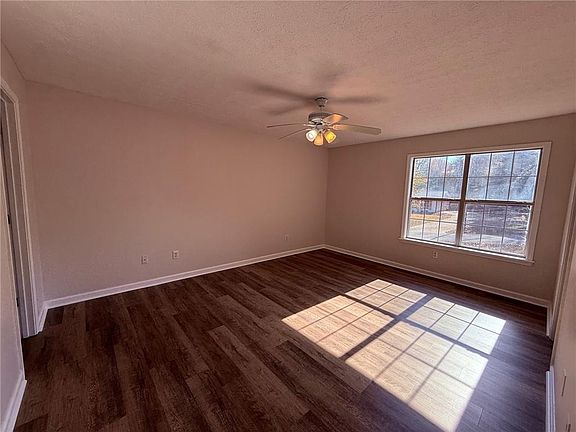 5th image of 4825 Red Oak Dr