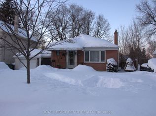 208 Oakridge Dr, Toronto, ON M1M 2B3