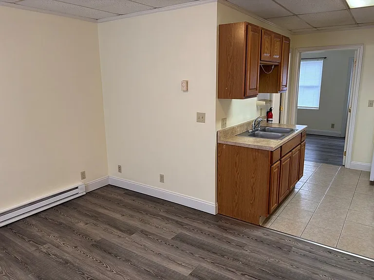 549 E State St #B — Photo 4