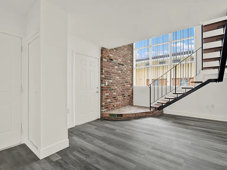 134 Salamanca Aveapt 16 #B — Photo 1