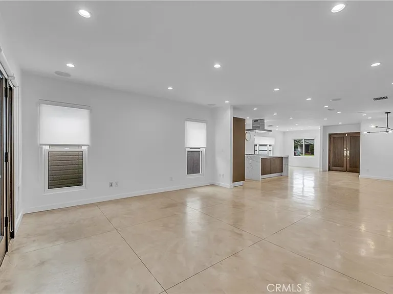 4925 Nagle Ave — Photo 17