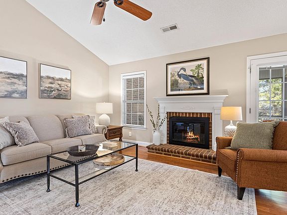 4th image of 625 Ashley Commons Ct