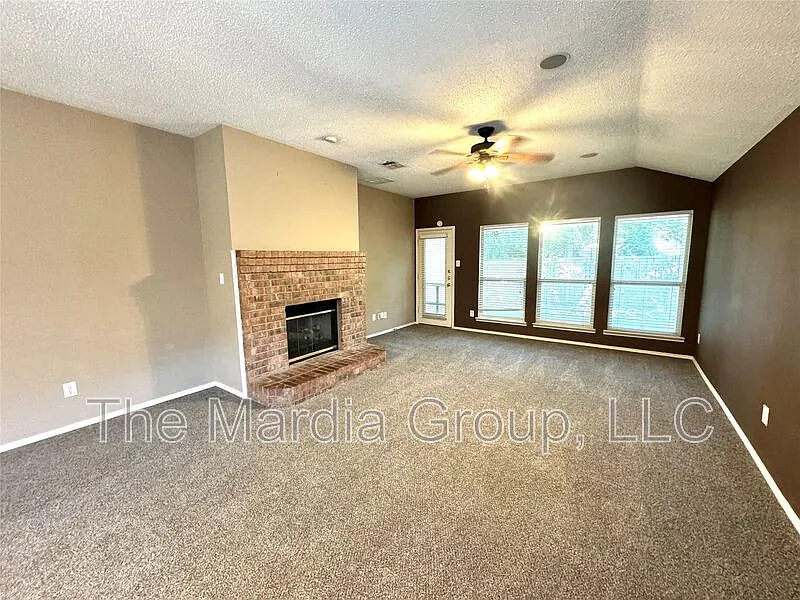 3 bed, 2.0 bath, 1814 sqft, $2,095 — Photo 2