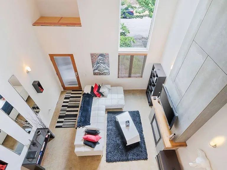 21 NE Wygant St — Photo 4