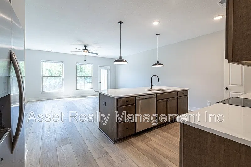 3 bed, 2.5 bath, 1644 sqft, $2,495 — Photo 3
