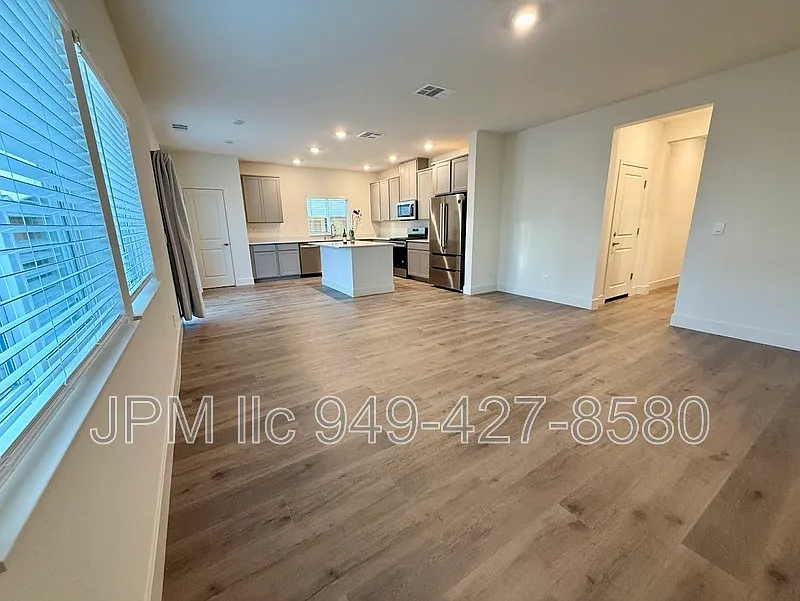 4 bed, 2.5 bath, 1811 sqft, $2,695 — Photo 4