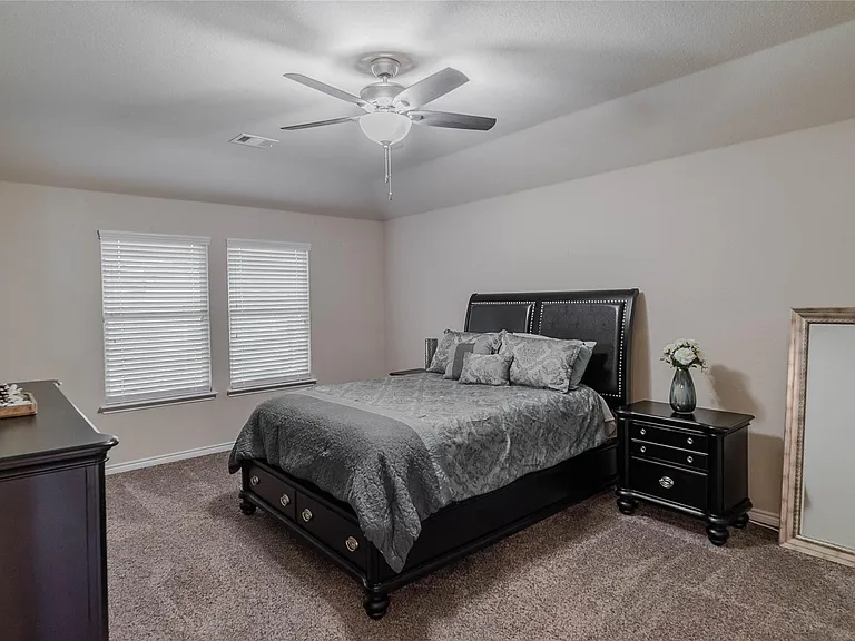 562 Jamestown Ln — Photo 9